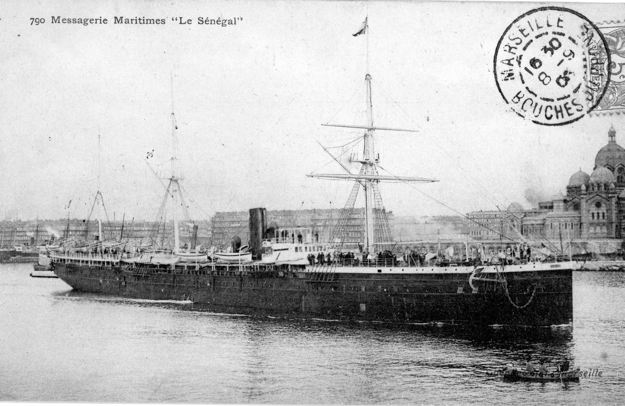 Le paquebot le Sénégal dans le port de Marseille